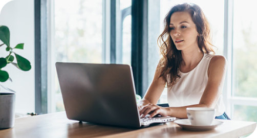 Mujer trabajando con su laptop, Seguro Complementario UC CHRISTUS
