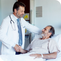 Hombre mayor saludando a su médico, Seguro Hospitalario Quirúrgico UC CHRISTUS