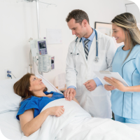 Médico con paciente mujer en cama Seguro Catastrófico UC CHRISTUS